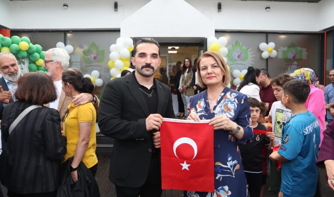 Şehit Polis Şeyda Yılmaz’ın eşinin, eşinin kabrinden getirdiği Türk bayrağı