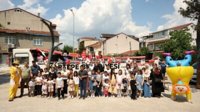 Kartepe Belediyesi, geleneksel bayram coşkusunu çocukların ayağına götürmeye devam ediyor.