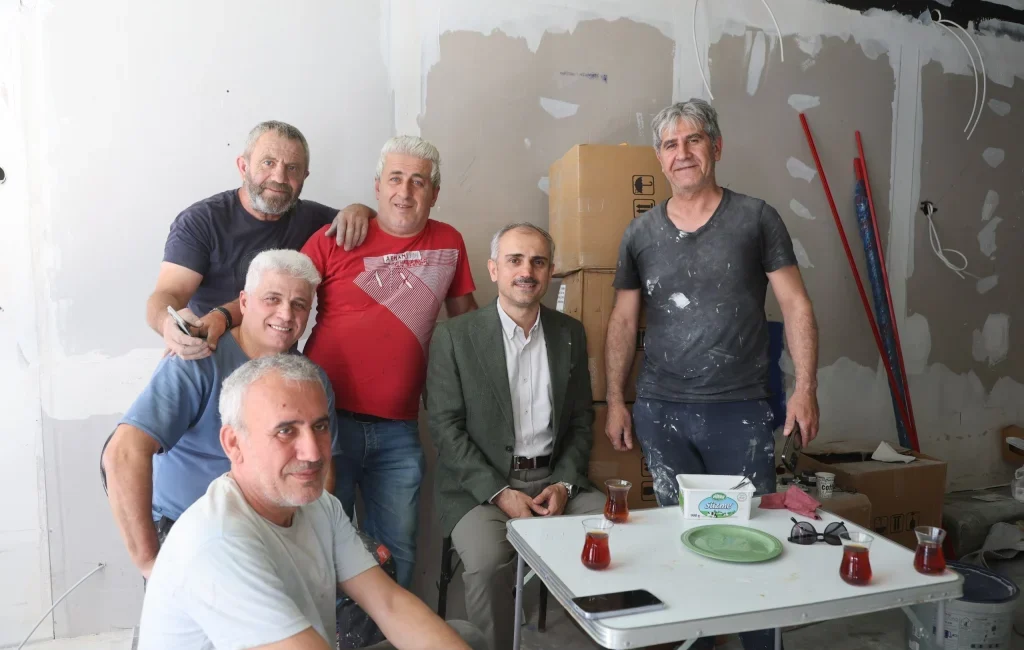 Çayırova Belediye Başkanı Bünyamin Çiftçi, güne Fatih Caddesi’nde esnaf ziyareti