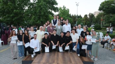 Çayırova Belediyesi’nin tiyatro kurslarında eğitim gören Çayırovalılar, hazırladıkları ‘Kime Göre’
