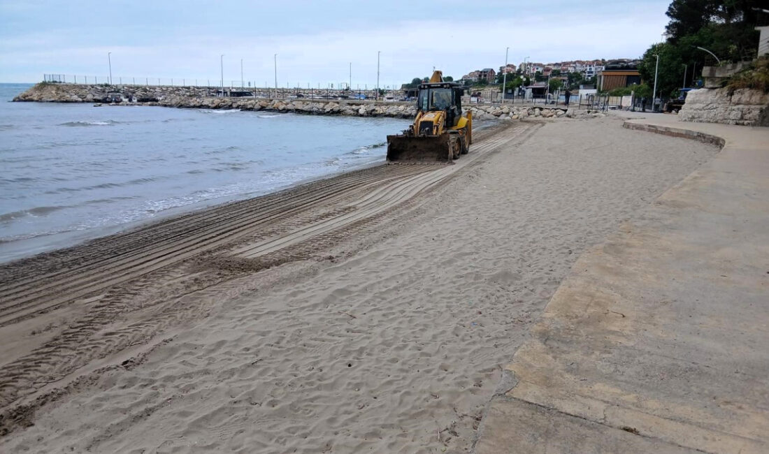 Kocaeli Büyükşehir Belediyesi, yaz sezonunun başlamasıyla birlikte Kandıra sahillerinde temizlik