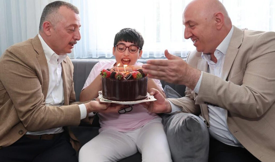 Kocaeli Büyükşehir Belediye Başkanı Tahir Büyükakın, Darıca’da yaşayan özel gereksinimli