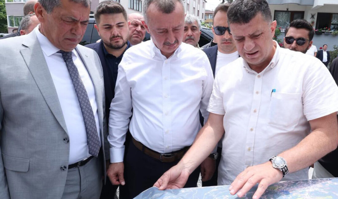 Kocaeli Büyükşehir Belediye Başkanı Tahir Büyükakın, Karamürsel 4 Temmuz Mahallesi’ndeki