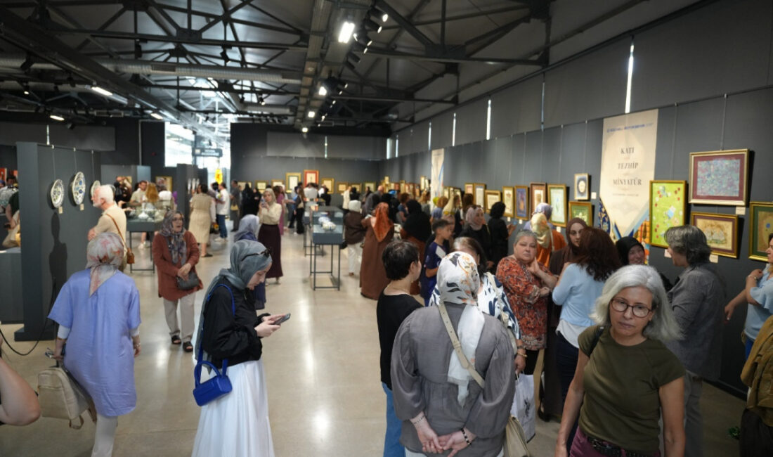 Kocaeli Büyükşehir Belediye Konservatuvarı Güzel ve Geleneksel Sanatlar Bölüm öğrencileri,