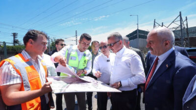 Darıca Dutluk Sokak’taki üstyapı yenileme çalışmalarını inceleyen Kocaeli Büyükşehir Belediye