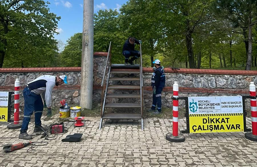 Kocaeli Büyükşehir Belediyesi Mezarlıklar Şube Müdürlüğü ekipleri, vatandaşların mezarlık alanlarına