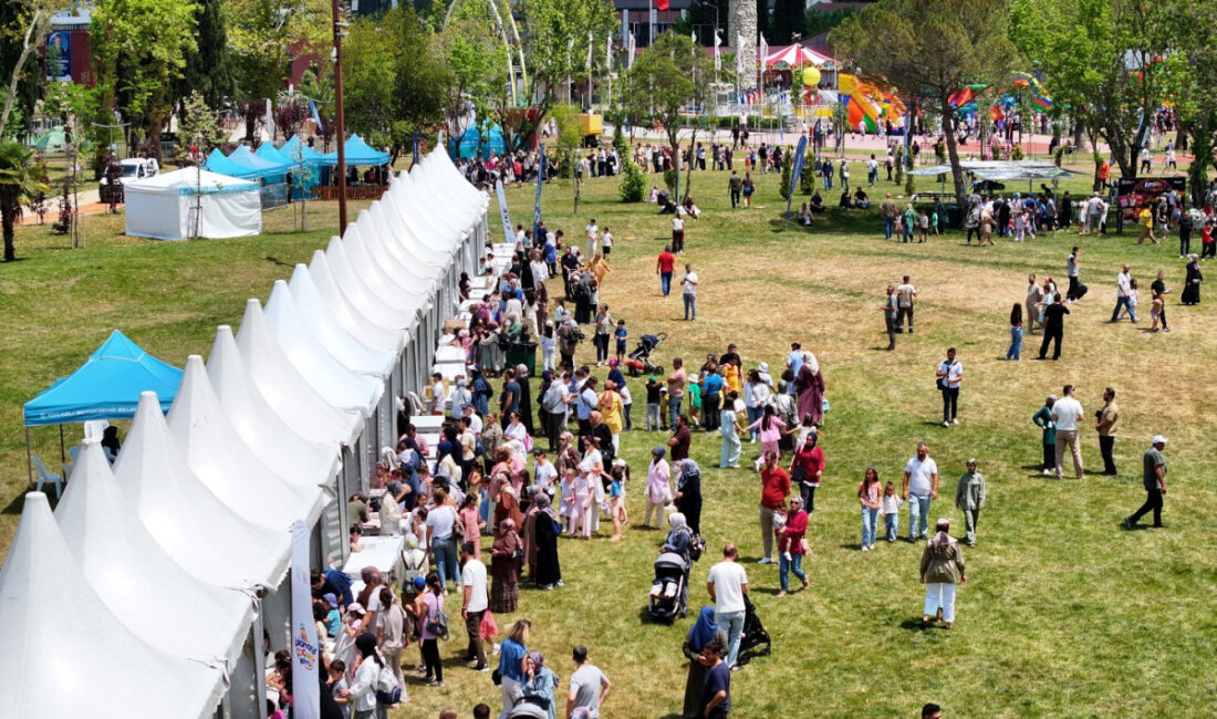 Kocaeli Büyükşehir Belediyesi tarafından çocuklara karne hediyesi olarak düzenlenen Karneval