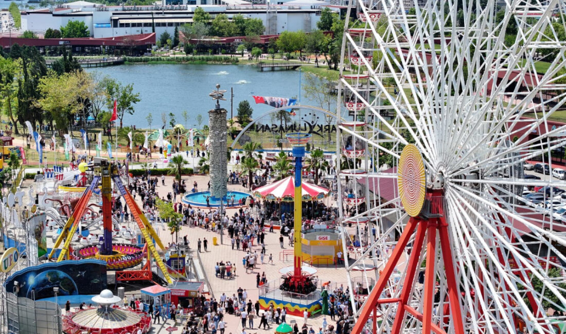 Kocaeli Büyükşehir Belediyesi’nin Karneval Çocuk Şenliği’nde gençler için lunaparkı ücretsiz