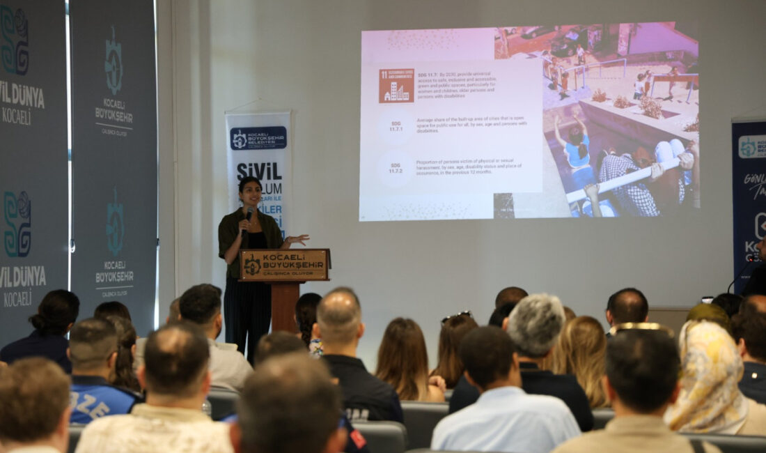 Kocaeli Büyükşehir Belediyesi öncülüğünde Gebze’de düzenlenen DUT-CitySync çalıştayında vatandaşlar ve