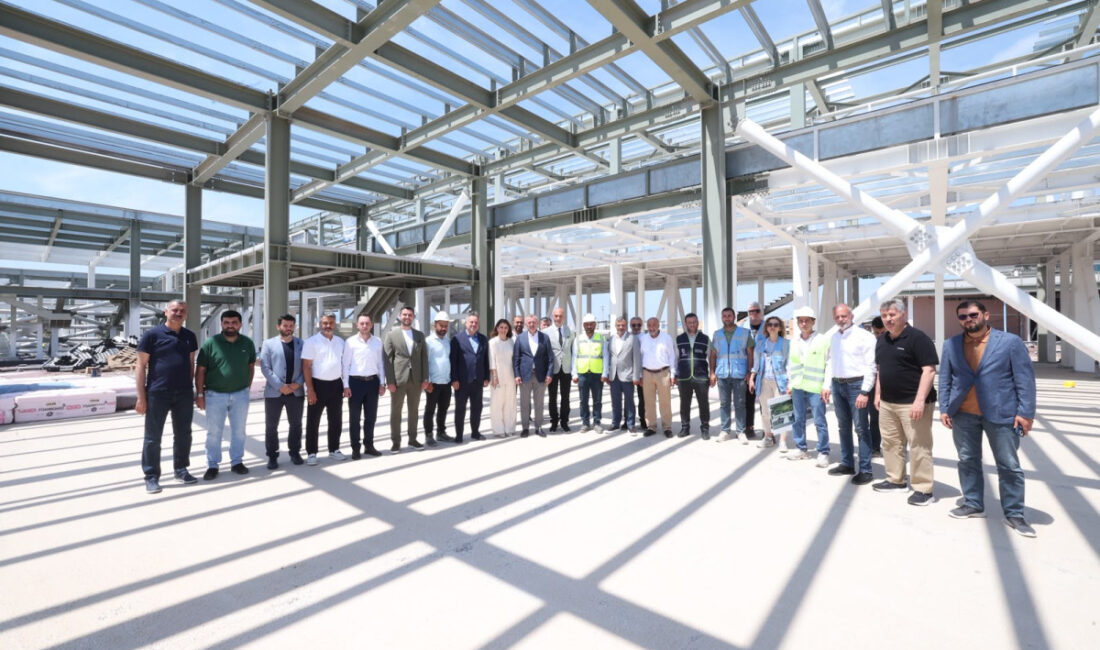 Kocaeli Büyükşehir Belediye Başkanı Tahir Büyükakın, İzmit Körfezi’nin ucunda, Ömer