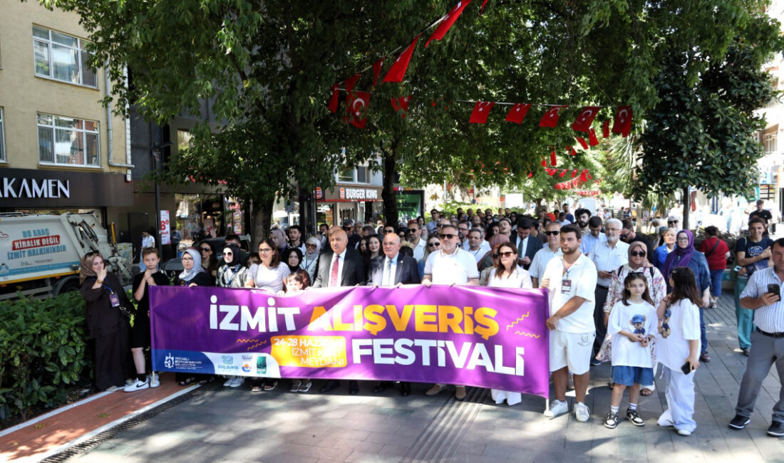 Kocaeli’de büyük heyecanla beklenen İzmit Alışveriş Festivali, Cumhuriyet Bulvarı’nda düzenlenen