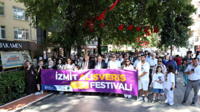 Kocaeli’de büyük heyecanla beklenen İzmit Alışveriş Festivali, Cumhuriyet Bulvarı’nda düzenlenen