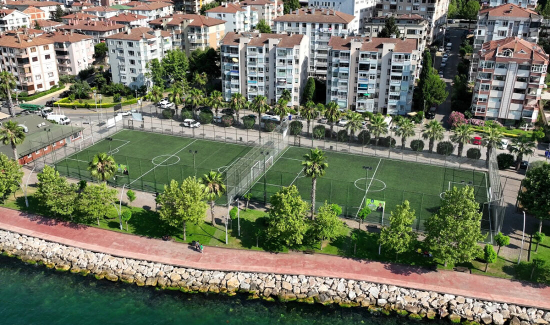 Kocaeli Büyükşehir Belediyesi, kent genelindeki spor alanlarını daha modern ve
