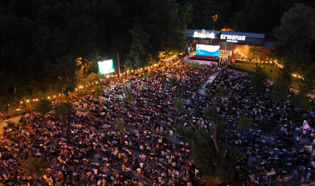 Kocaeli Büyükşehir Belediyesi, yaz aylarında vatandaşlara açık havada sinema keyfi