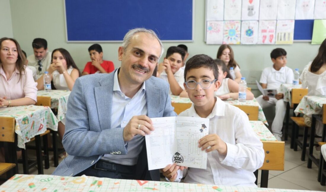 Çayırovalı binlerce öğrenci, bugün gerçekleştirilen karne törenlerinde, karnelerini aldı ve