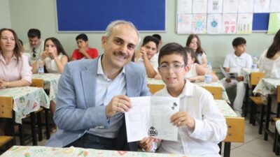 Çayırovalı binlerce öğrenci, bugün gerçekleştirilen karne törenlerinde, karnelerini aldı ve