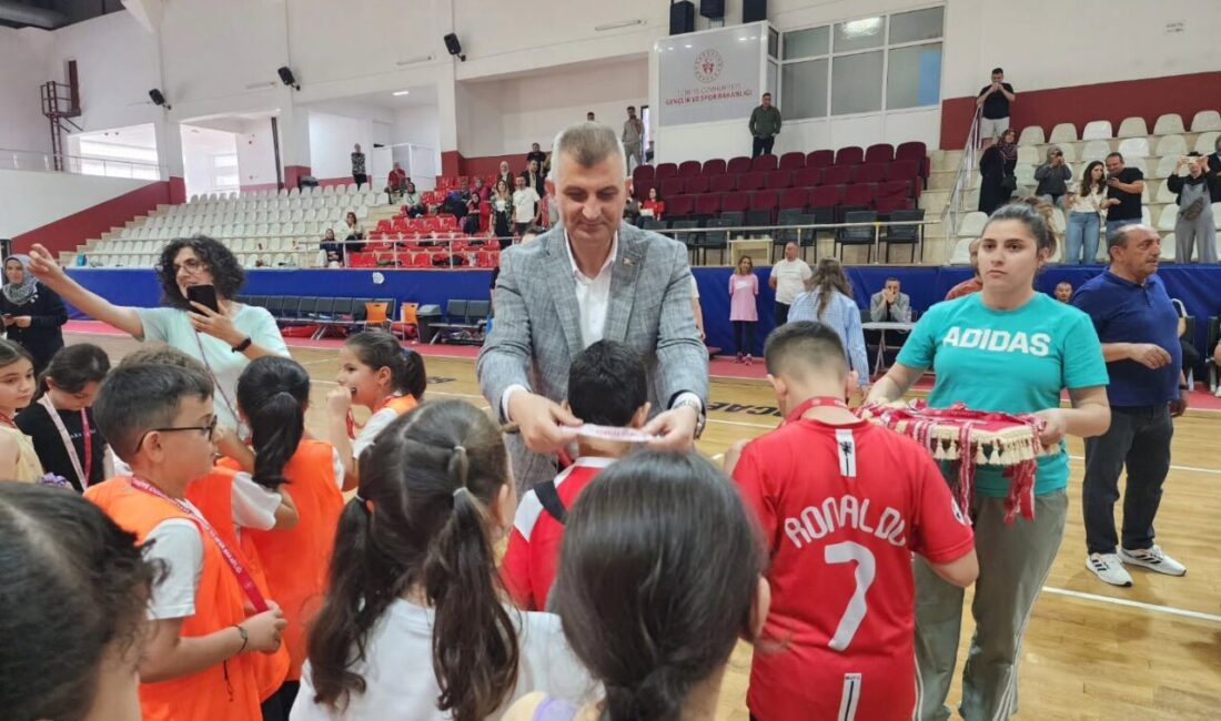 Gölcük Belediyesi’nin destekleriyle düzenlenen “Geleneksel Çocuk Oyunları” Turnuvası, çocukların neşeli