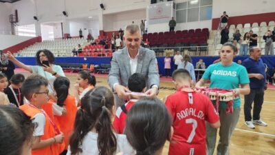 Gölcük Belediyesi’nin destekleriyle düzenlenen “Geleneksel Çocuk Oyunları” Turnuvası, çocukların neşeli