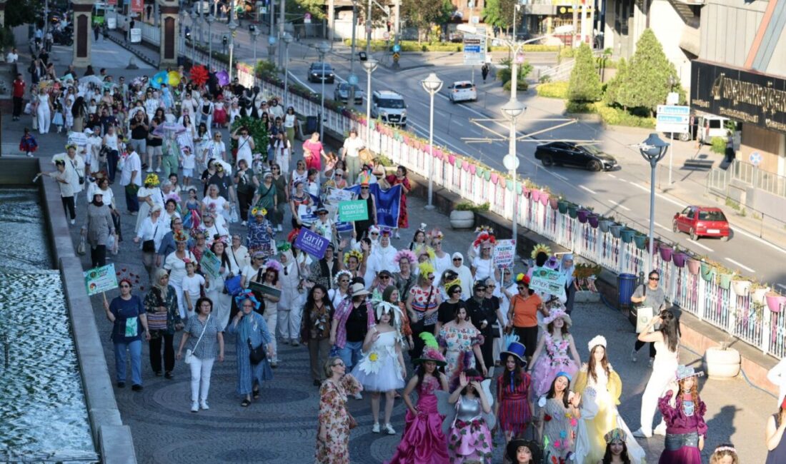 Rengarenk kortej yürüyüşüyle başlayan 3. Kapanca Sokak Festivali, tarihi sokakları