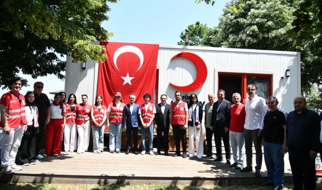 Vali Aktaş, Kızılay Başiskele'nin 3. Geleneksel Kan Bağışı Programına Katıldı

