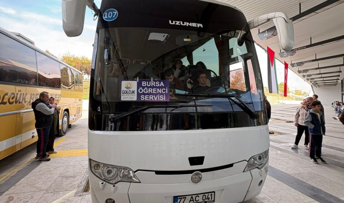Gölcük Belediyesi, üniversite öğrencilerine yönelik sürdürdüğü ücretsiz ulaşım desteği ile
