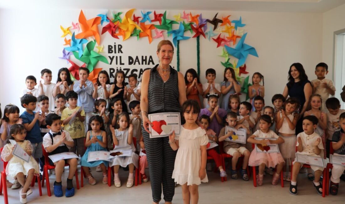 İzmit Belediyesi Çınar Çocuk Evleri’nde eğitim gören minikler karnelerini alarak