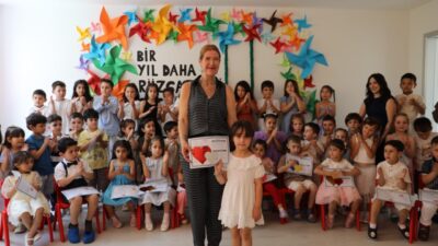 İzmit Belediyesi Çınar Çocuk Evleri’nde eğitim gören minikler karnelerini alarak