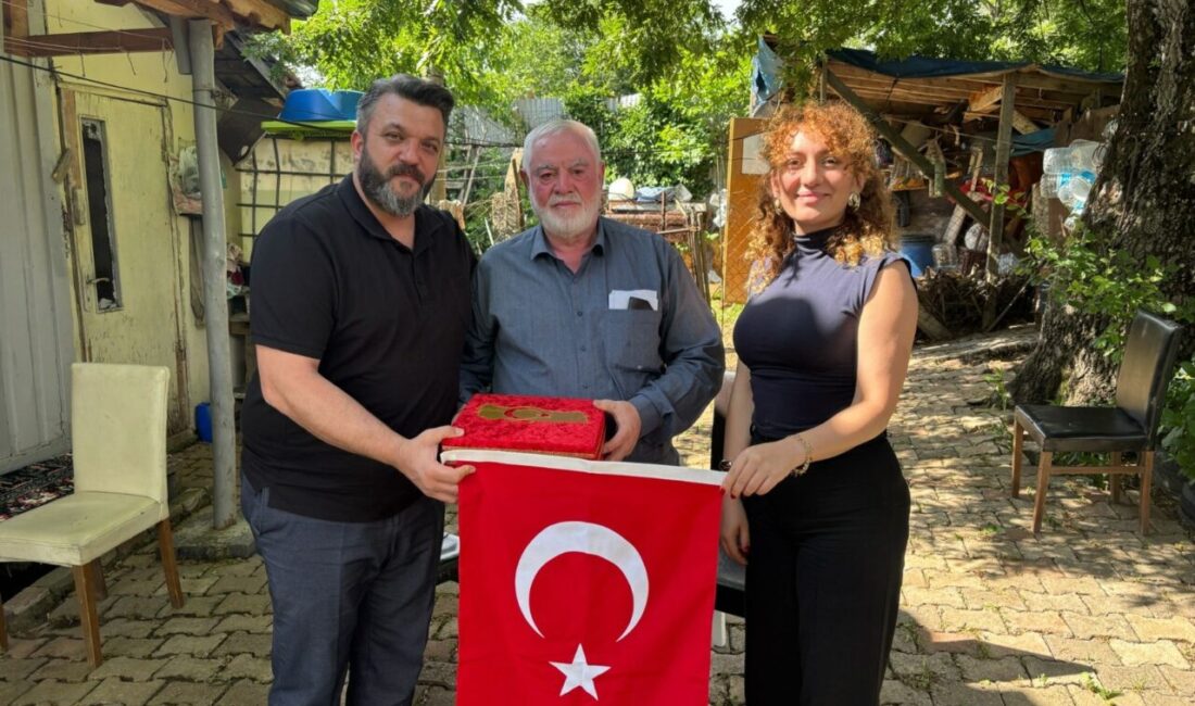 İzmit Belediyesi, Karamürsel’de yaşayan Kıbrıs Gazileri Ahmet Kılıç ve Yusuf