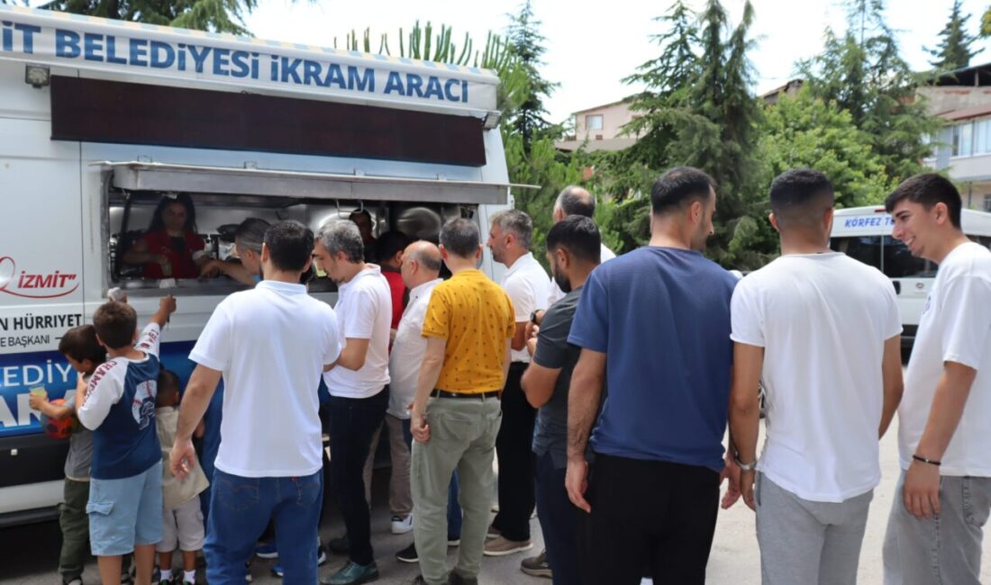 İzmit Belediyesi, Topçular Mahallesinde bulunan Necatibey Camii’nde Cuma Namazı sonrası