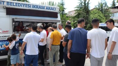 İzmit Belediyesi, Topçular Mahallesinde bulunan Necatibey Camii’nde Cuma Namazı sonrası