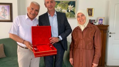 İzmit Belediyesi, Gölcük’te yaşayan Kıbrıs Gazileri Salih Hazar ve Hidayet
