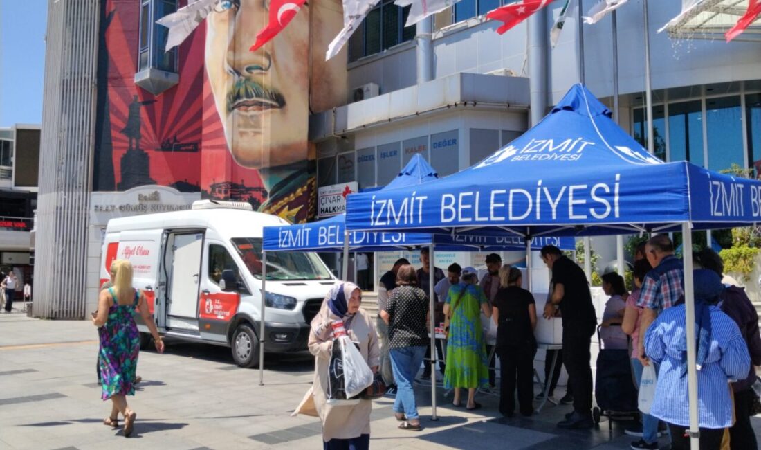 İzmit Belediyesi, belediye binası önünde vatandaşlara aşure ikram ederek Muharrem
