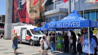 İzmit Belediyesi, belediye binası önünde vatandaşlara aşure ikram ederek Muharrem