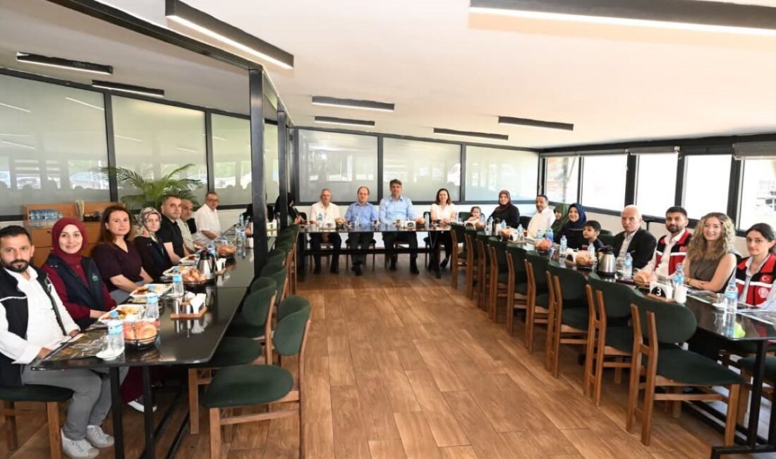 Babalar Günü dolayısıyla Kartepe Belediyesi tarafından düzenlenen anlamlı programda, şehit
