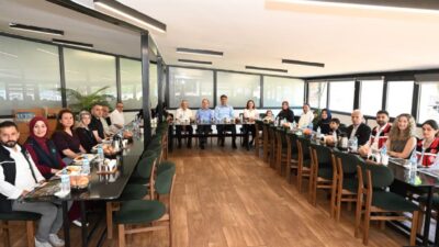 Babalar Günü dolayısıyla Kartepe Belediyesi tarafından düzenlenen anlamlı programda, şehit