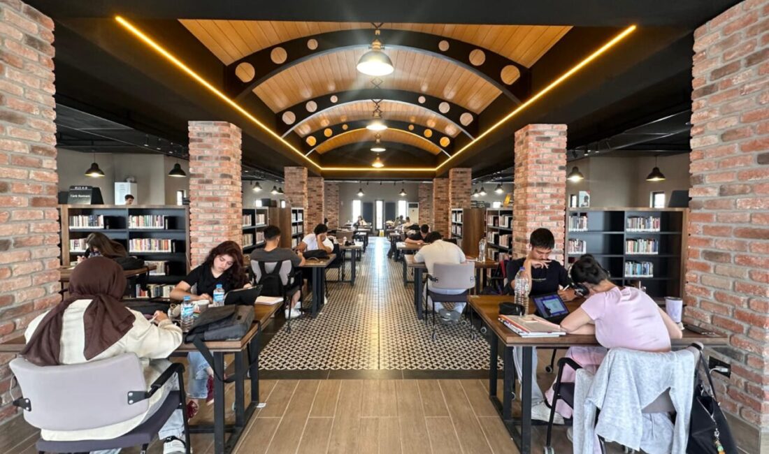 Hafta sonu öğrencilerin yoğun ilgi gösterdiği Kitaphane, sınav maratonunda gençlerin