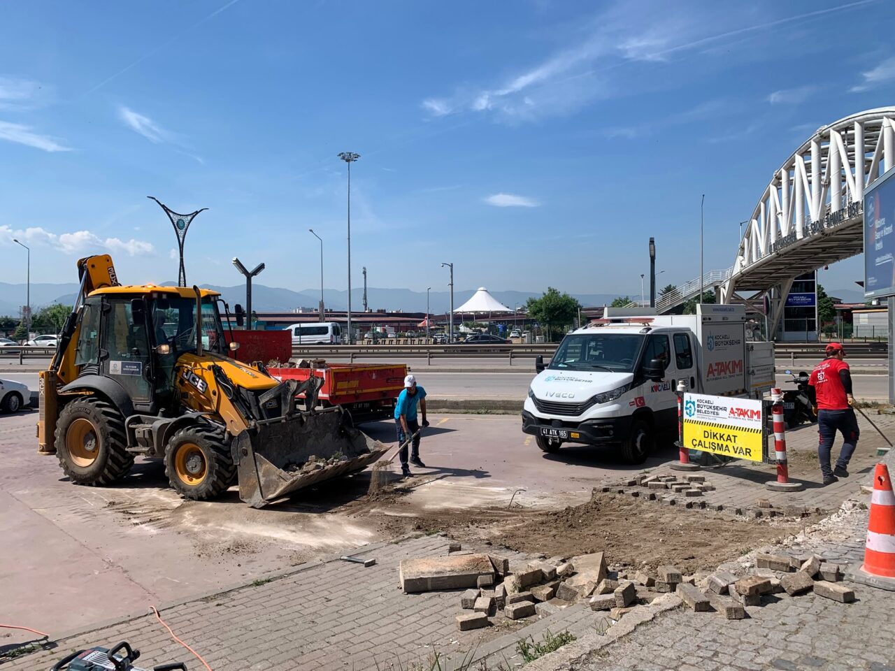 Kocaeli Büyükşehir Belediyesi, kent genelinde erişilebilirliği artırmaya yönelik çalışmalarına devam