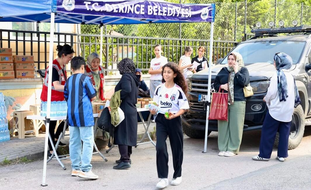 Derince Belediyesi, sınavların yapıldığı eğitim kurumlarının önünde kurduğu stantlarla LGS