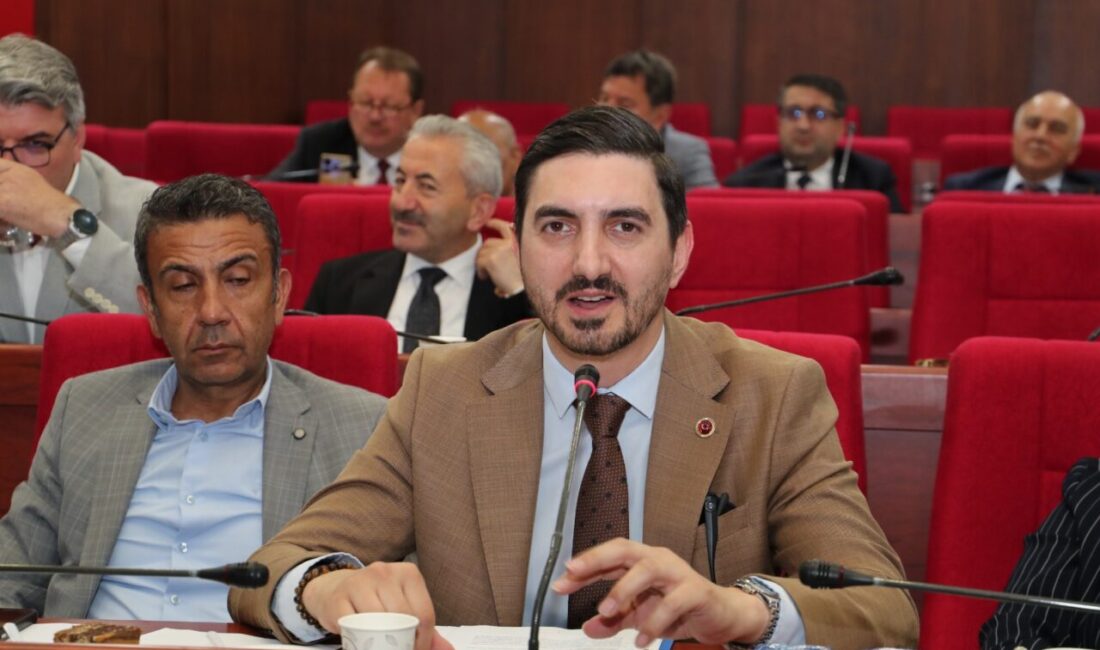 CHP İzmit Belediyesi Grup Başkan Vekili Nazım Gençtürk, meclis toplantısında