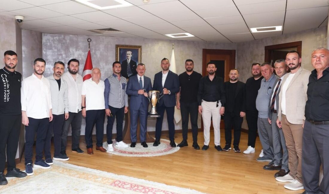 TFF 3. Lig’e yükselen Gölcükspor’un Başkanı Kadir Özdemir ve yöneticiler,