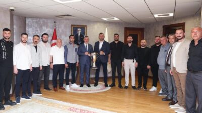 TFF 3. Lig’e yükselen Gölcükspor’un Başkanı Kadir Özdemir ve yöneticiler,