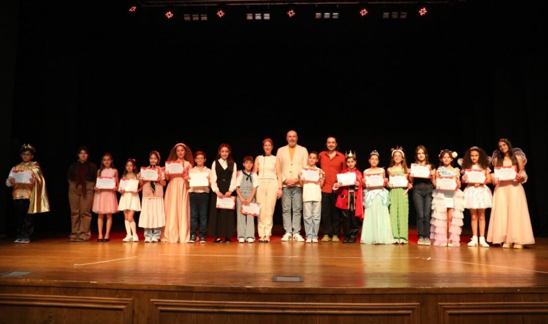 İzmit Belediyesi Sanat Akademisi Tiyatro Bölümü’nün çocuk kursiyer sınıfı öğrencileri