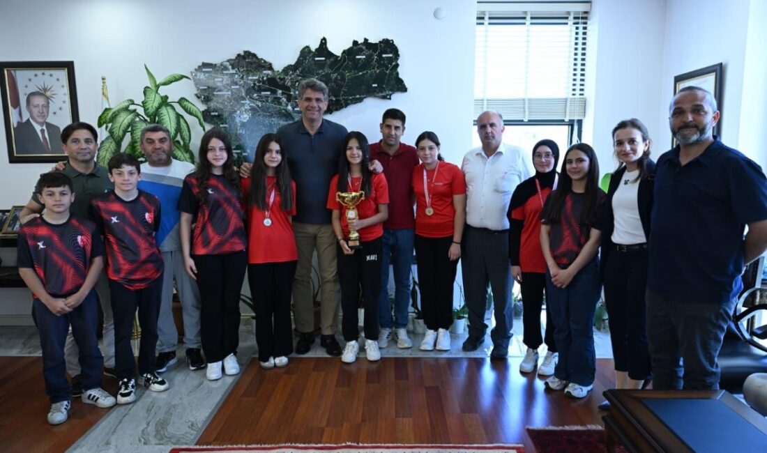 Ulusal müsabakalarda elde ettikleri başarılarla Kartepe’nin gururu olan Derbent Ortaokulu