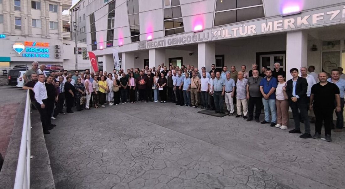 CHP İzmit İlçe Başkanı Gökhan Ercan, mahalle temsilcileriyle bir araya