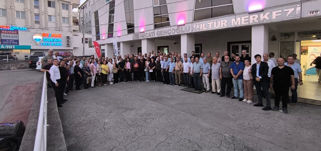 CHP İzmit İlçe Başkanı Gökhan Ercan, mahalle temsilcileriyle bir araya