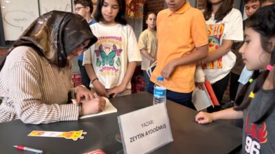 Oku-Yorum Çocuk Grubu öğrencileri kitap okumaları ve yazar buluşmaları kapsamında