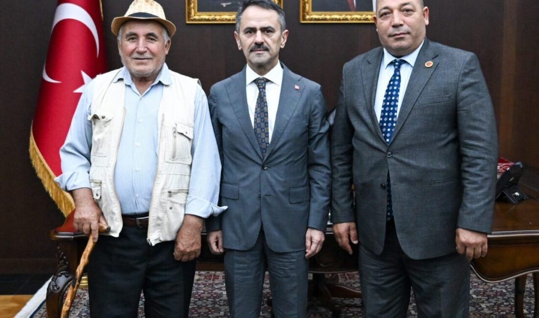 Gebze Kargalı Mahalle Muhtarı Turgut Zafer ve babası Seda Zafer,