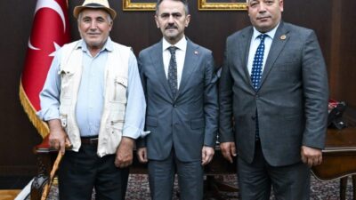 Gebze Kargalı Mahalle Muhtarı Turgut Zafer ve babası Seda Zafer,