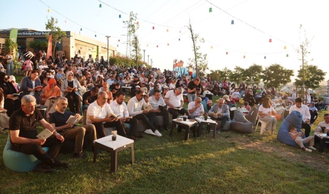 Kültür-Sanat Şehri Çayırova’da, kitapseverler açık havada hep birlikte kitap okumanın