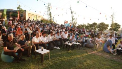 Kültür-Sanat Şehri Çayırova’da, kitapseverler açık havada hep birlikte kitap okumanın